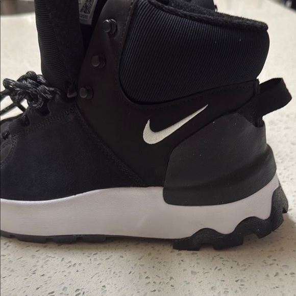 Nike Black Sneakers Sleek Design - Picture 6 of 9